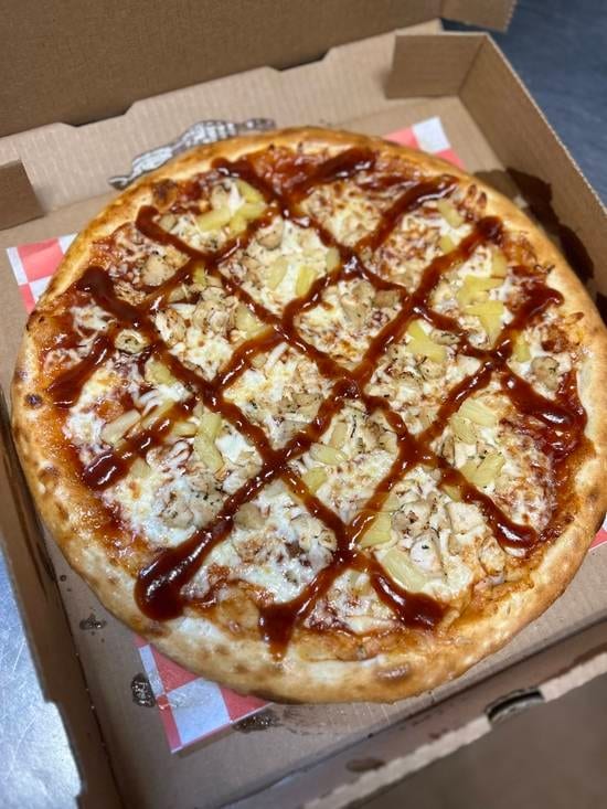 BBQ Chicken Pineapple Pizza - Pizza de Pollo BBQ y Piña.
