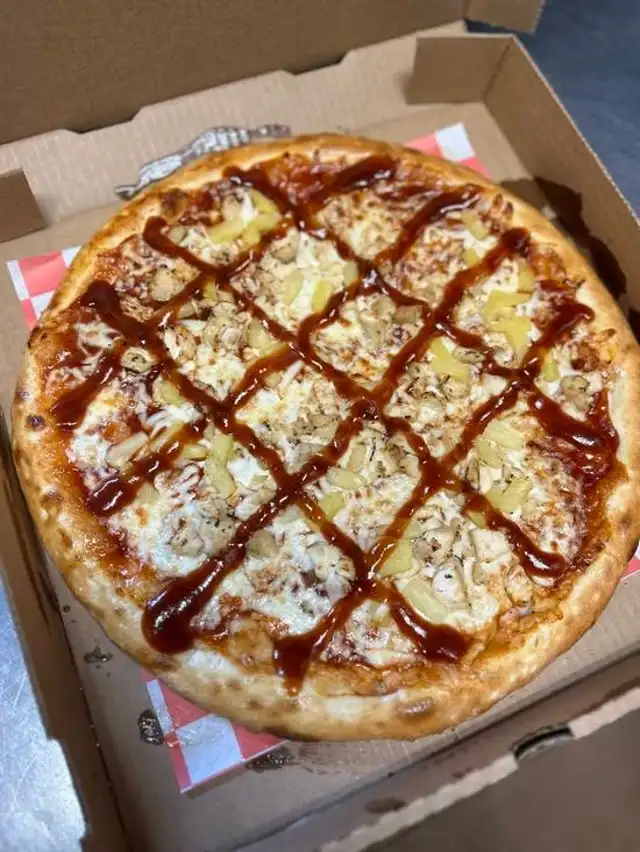BBQ Chicken Pineapple Pizza - Pizza de Pollo BBQ y Piña.