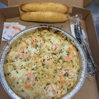 Shrimp Alfredo Fettuccine - Fettuccine Alfredo de Camarón
