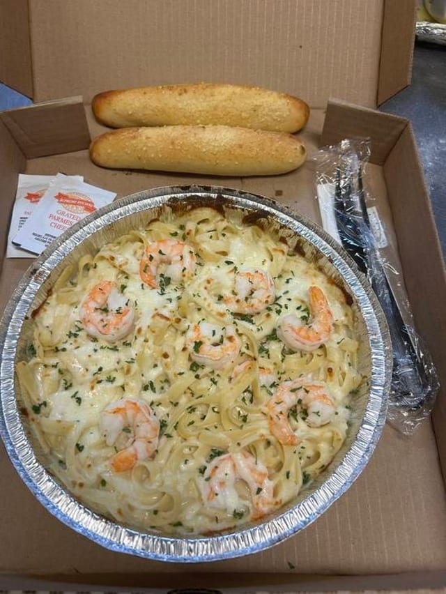 Shrimp Alfredo Fettuccine - Fettuccine Alfredo de Camarón.